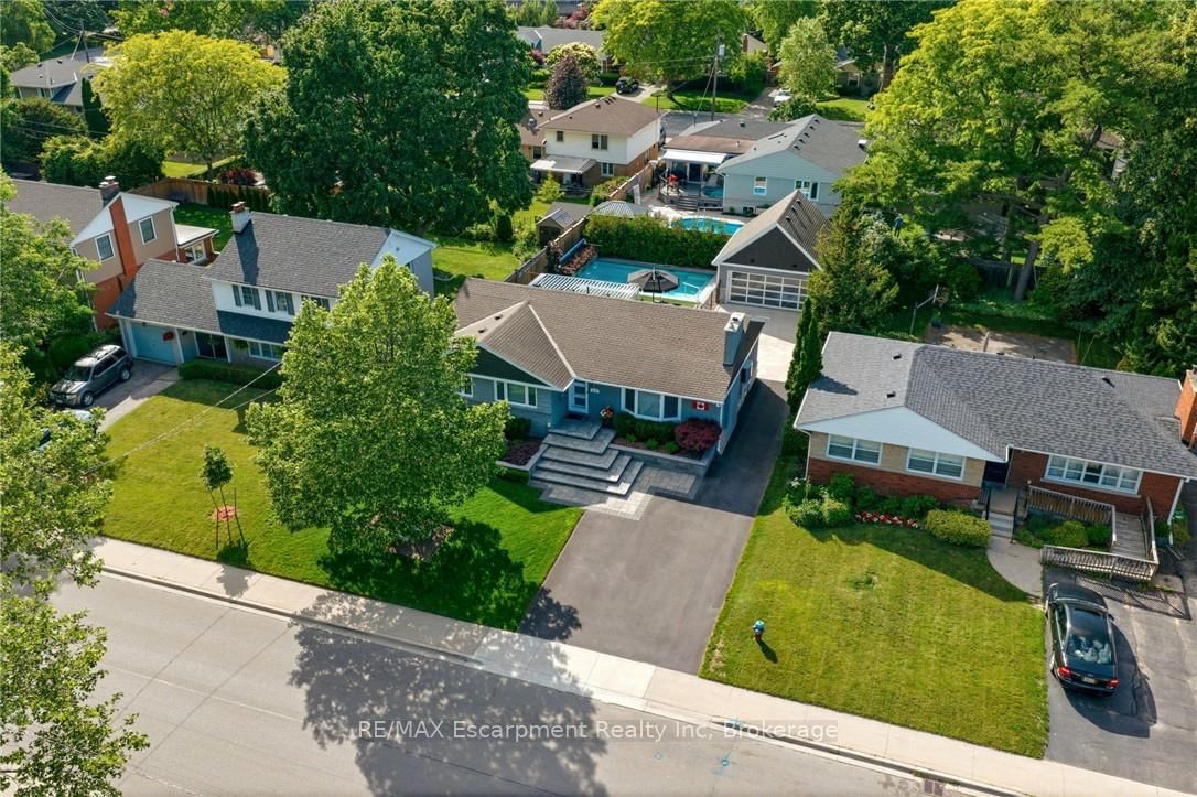 Detached House sold at 2113 Courtland Drive, Burlington, Ontario, L7R 1R7 - Brant - MLS: W13644792
