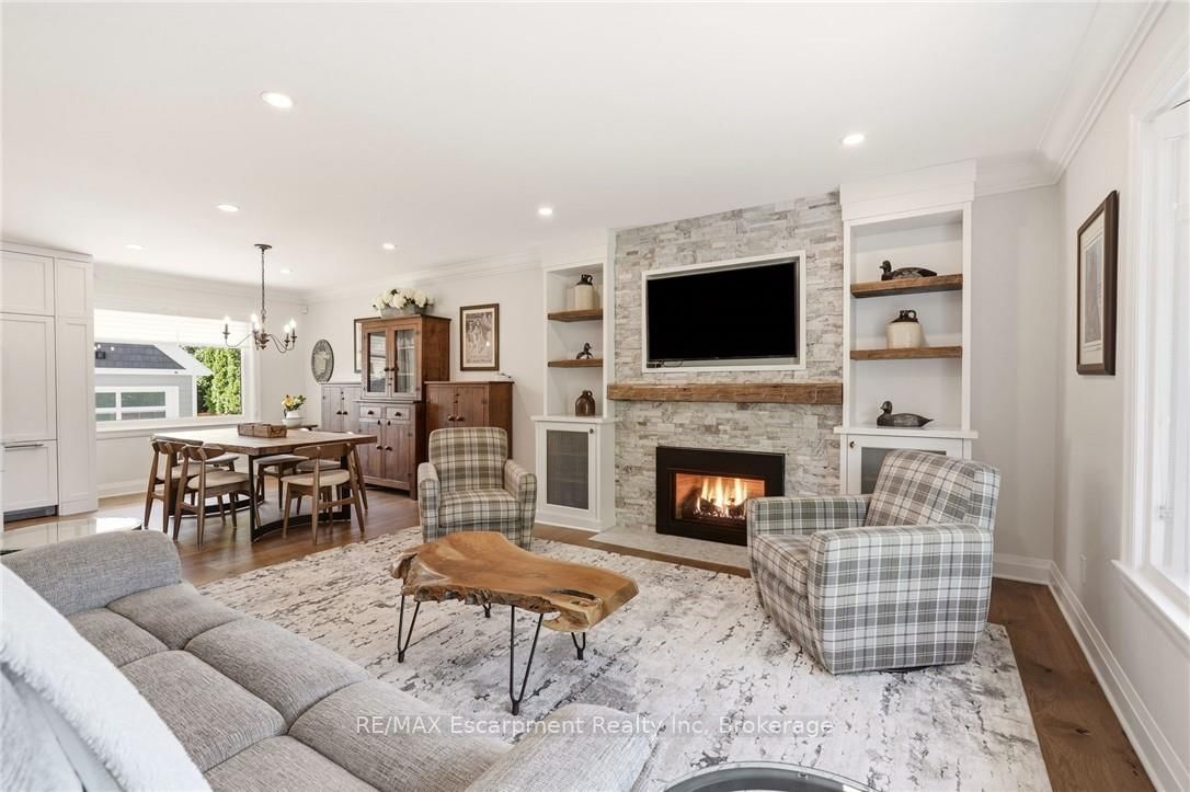 Detached House sold at 2113 Courtland Drive, Burlington, Ontario, L7R 1R7 - Brant - MLS: W13644792