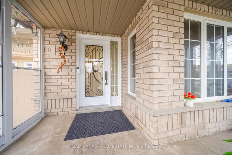 10 Hollowgrove Boulevard