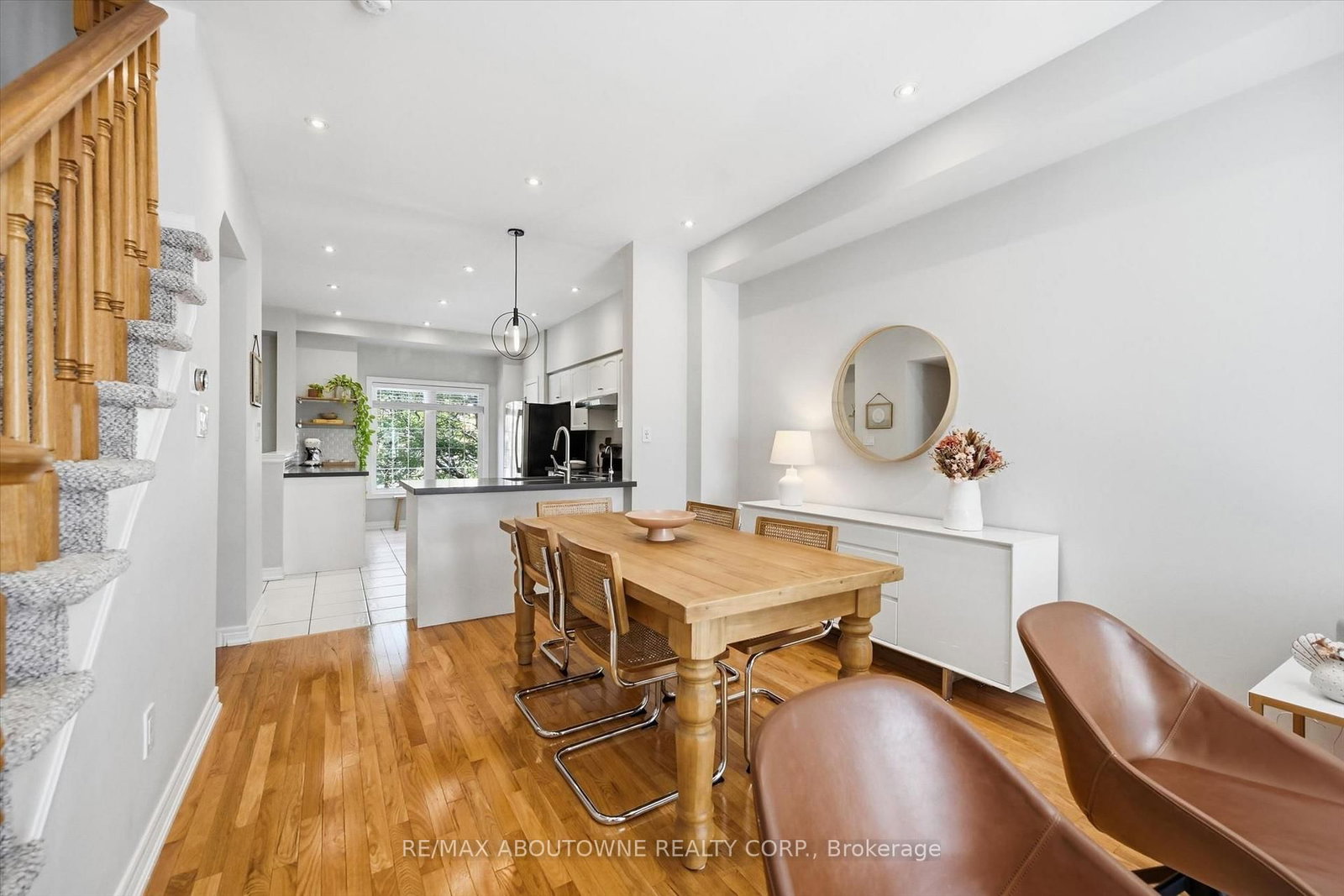 678 Rowley Common • Burlington, ON photo 5