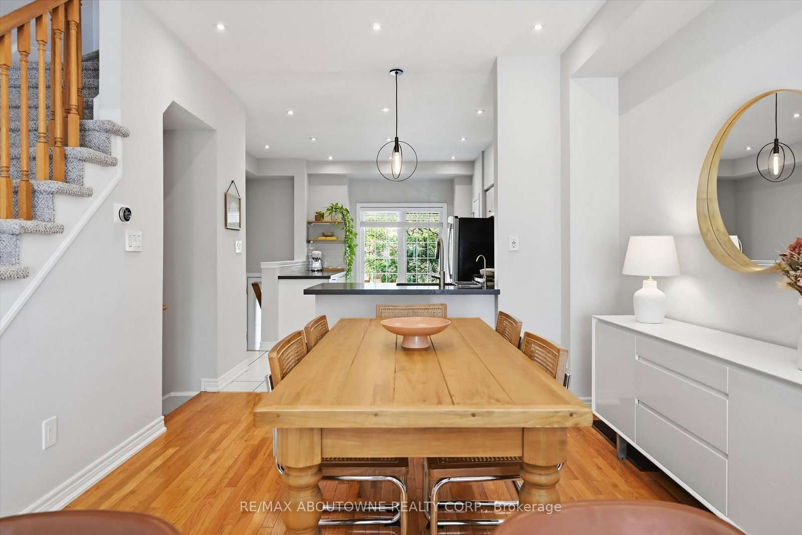 678 Rowley Common • Burlington, ON photo 6