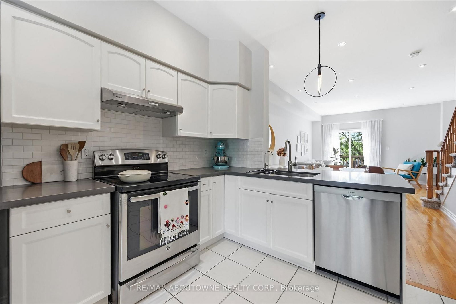 678 Rowley Common • Burlington, ON photo 9