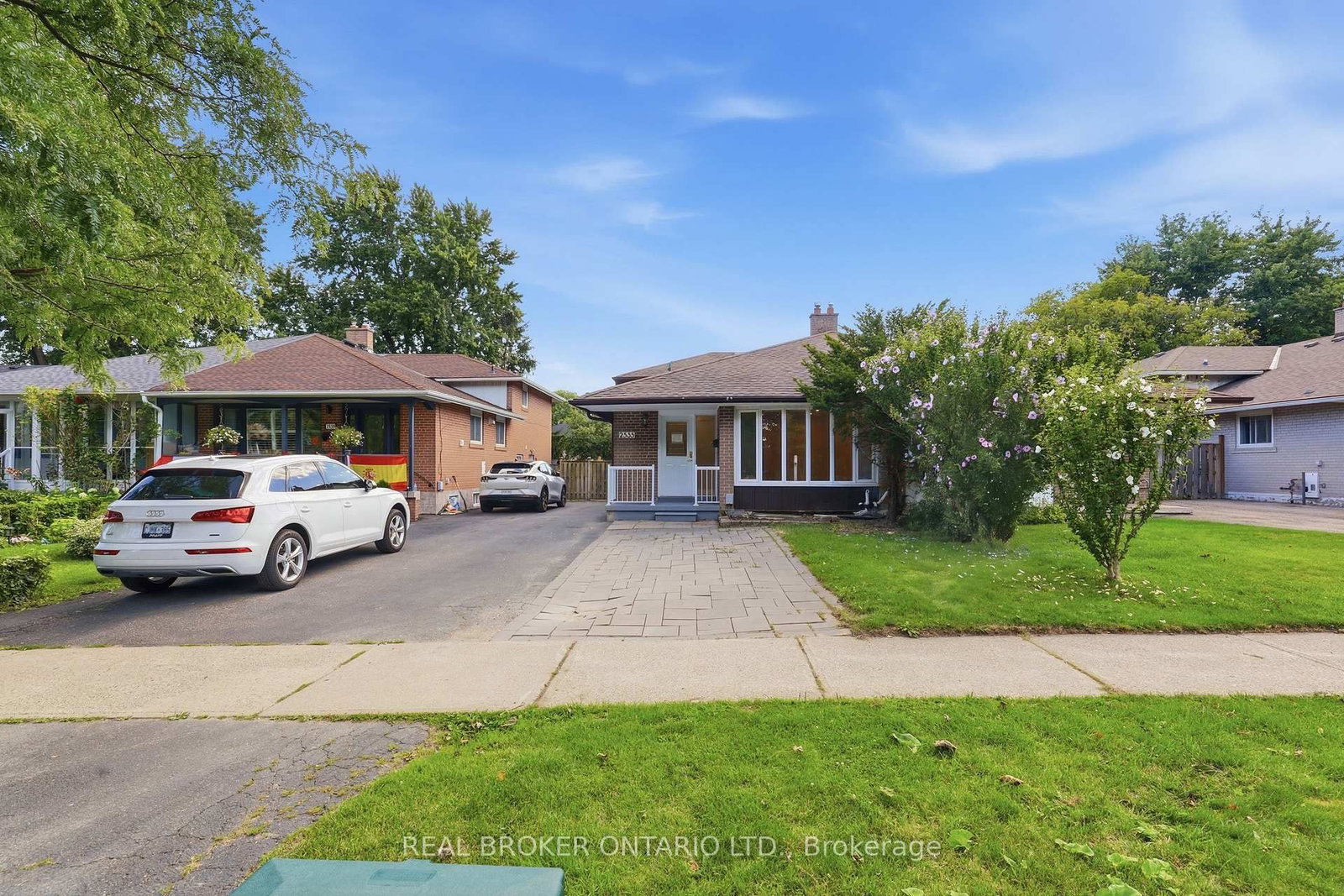 2535 Padstow Crescent • Mississauga, ON photo 2