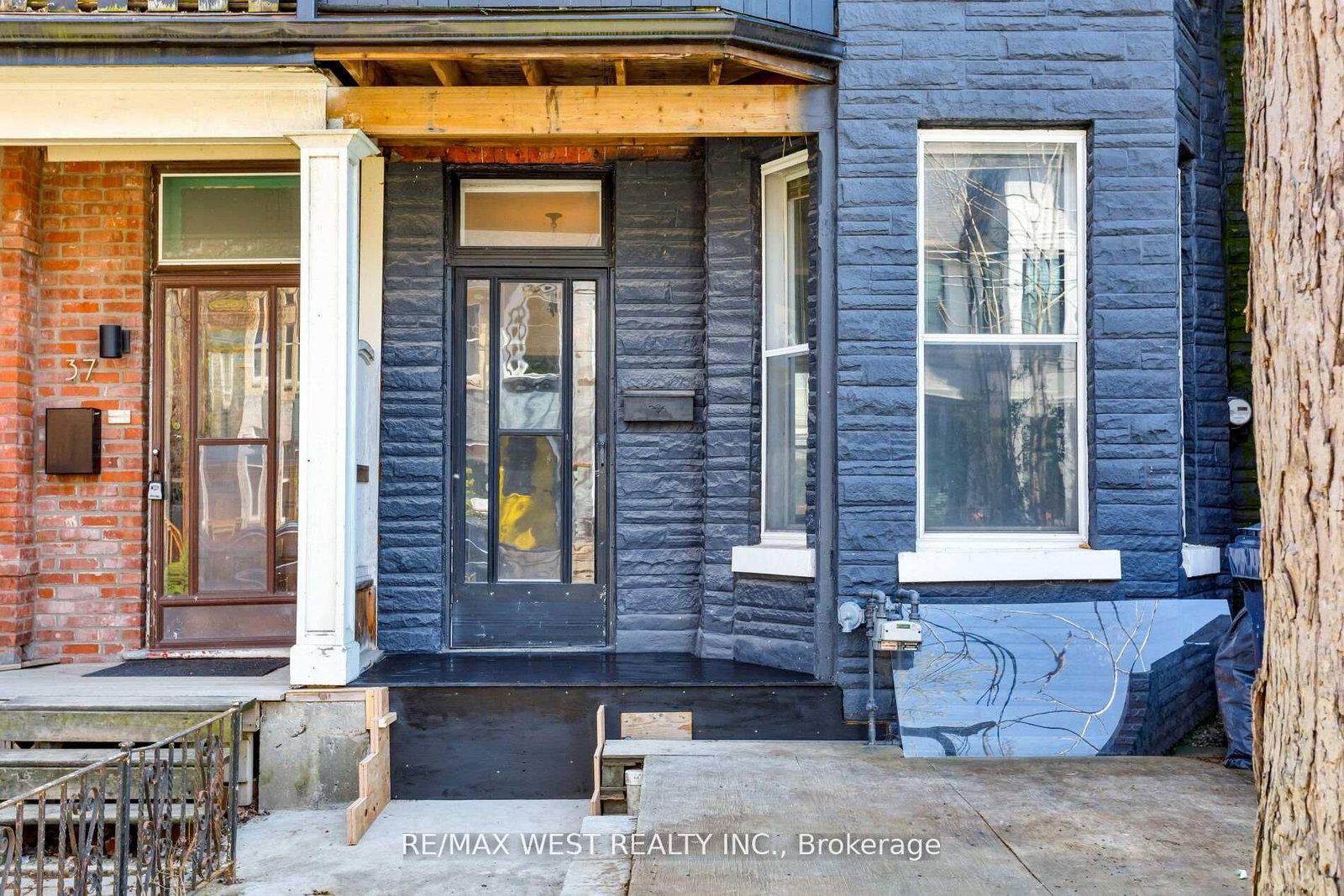 39 Noble Street • Toronto, ON photo 2