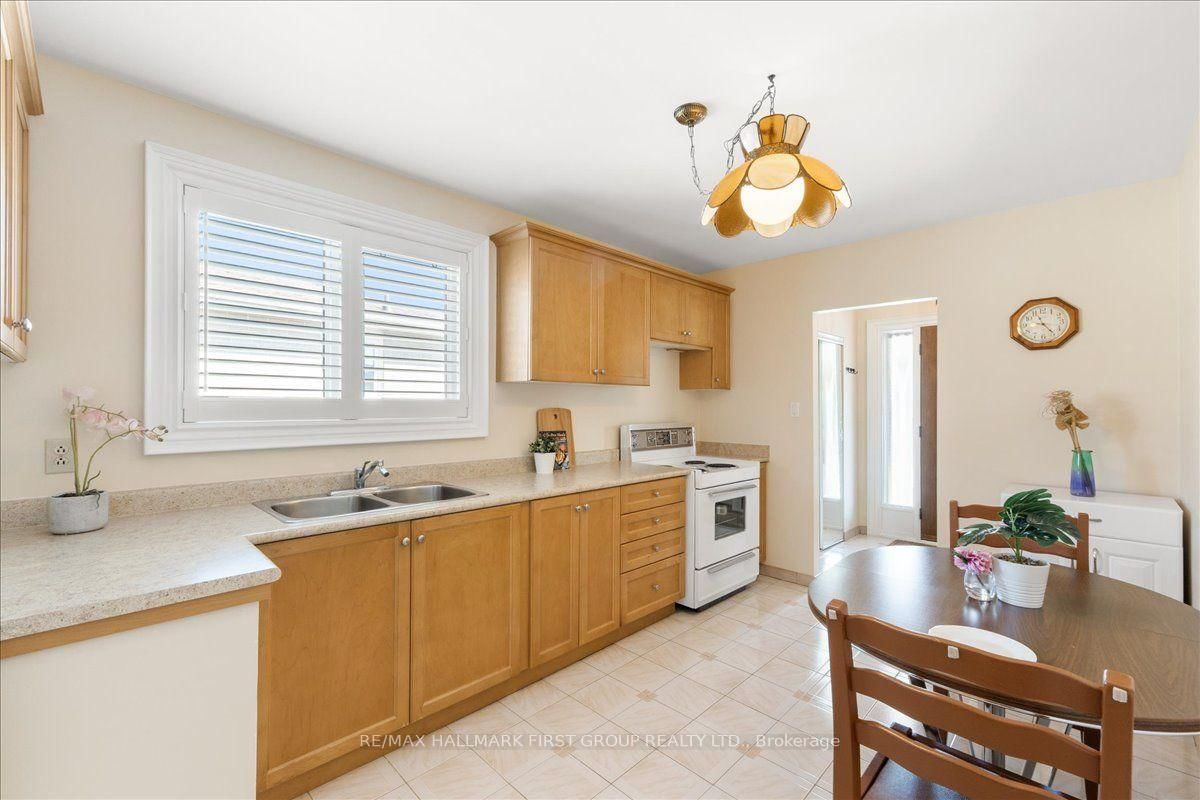 40 Cherrylawn Avenue • Toronto, ON photo 12