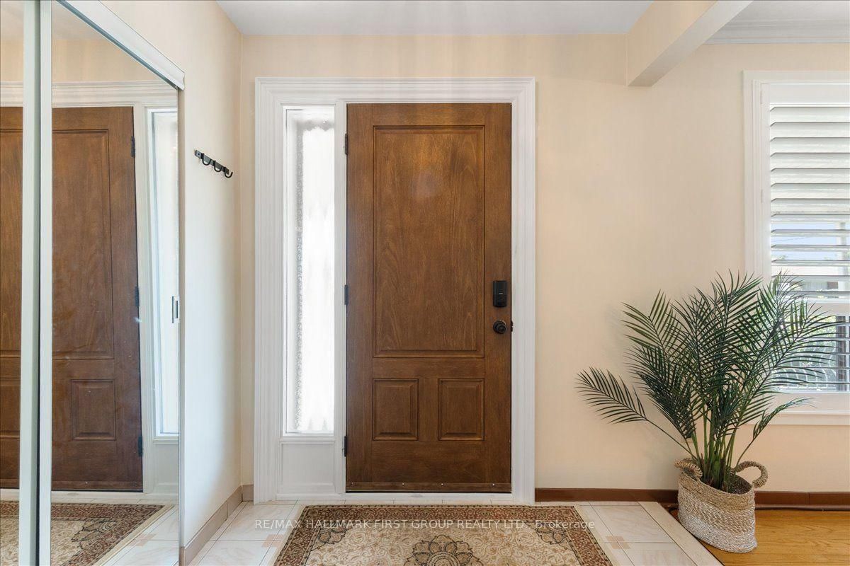 40 Cherrylawn Avenue • Toronto, ON photo 4