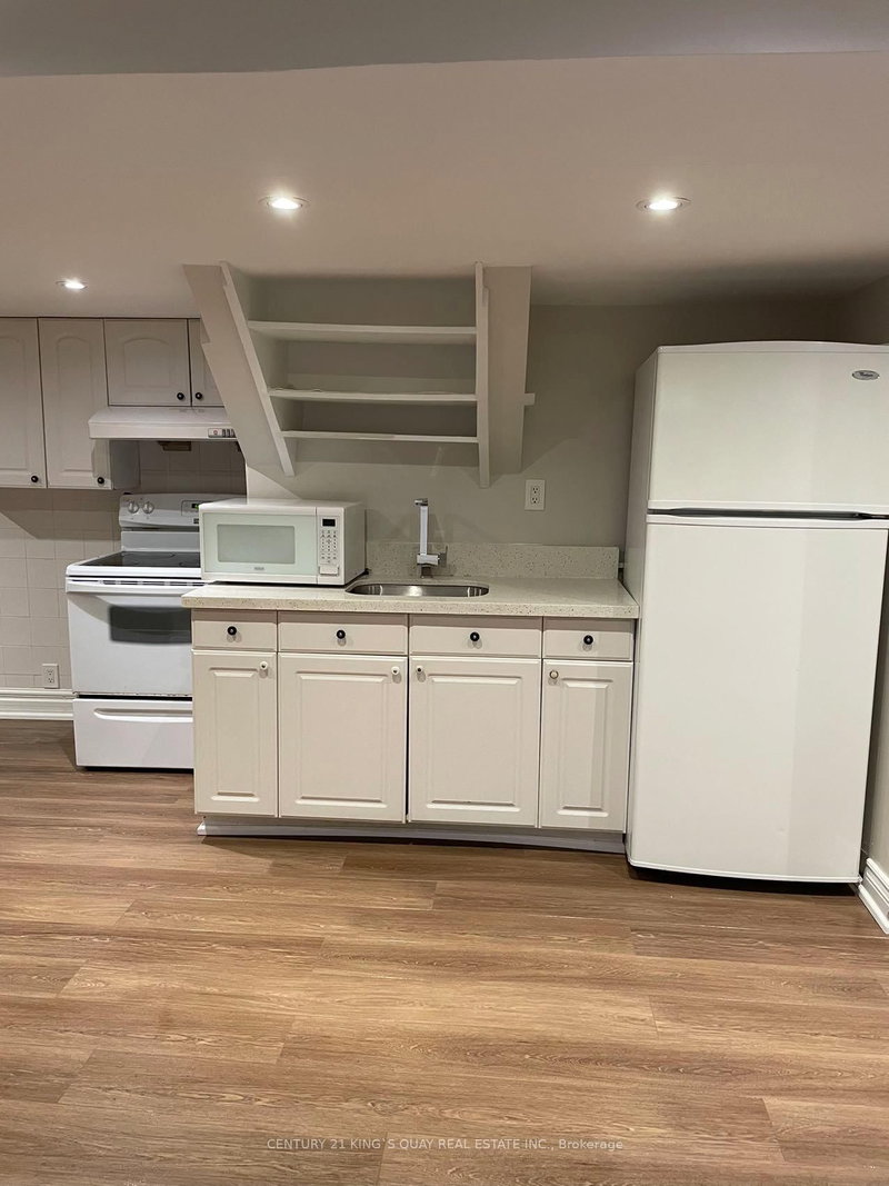 154 Sorauren Ave photo 5