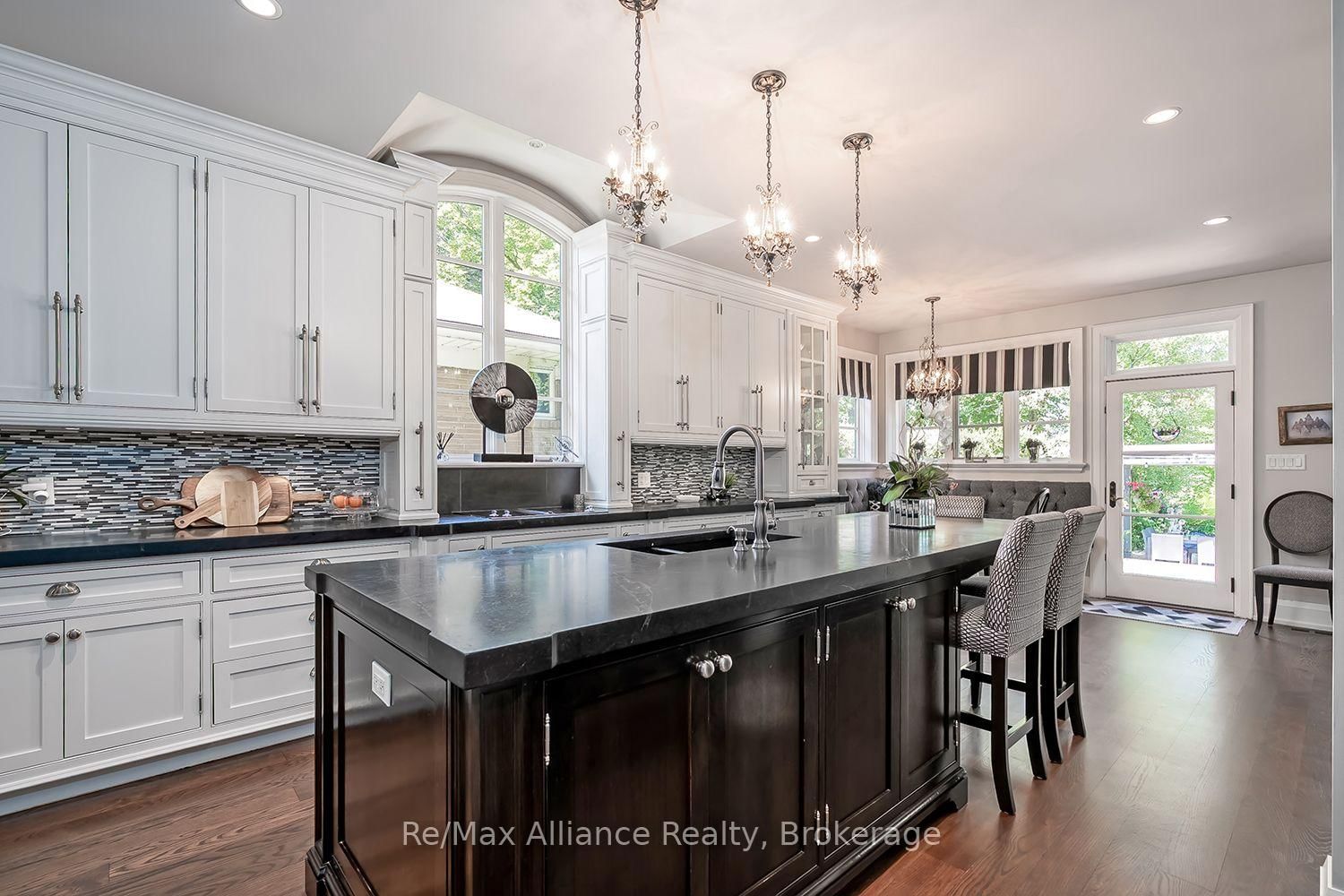 379 River Side Drive • Oakville, ON photo 11