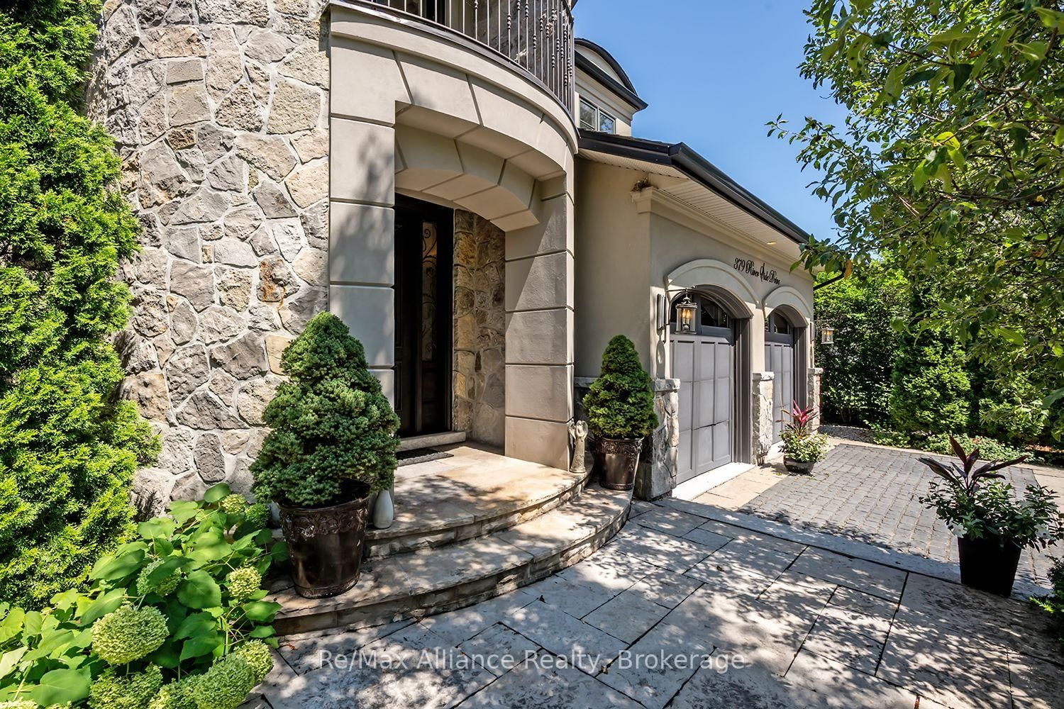 379 River Side Drive • Oakville, ON photo 4