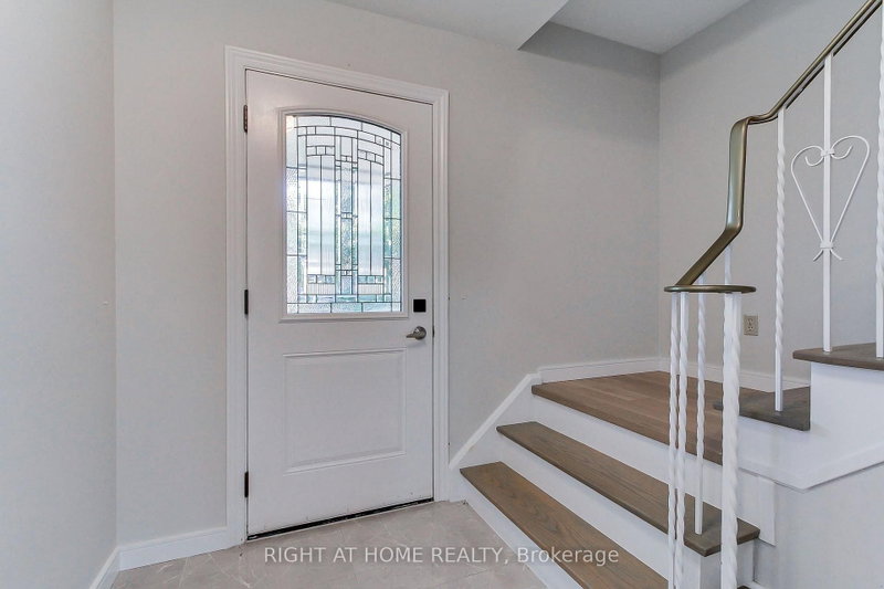 1715 Oberon Mississauga,ON L4X 2K7 — Photo 5