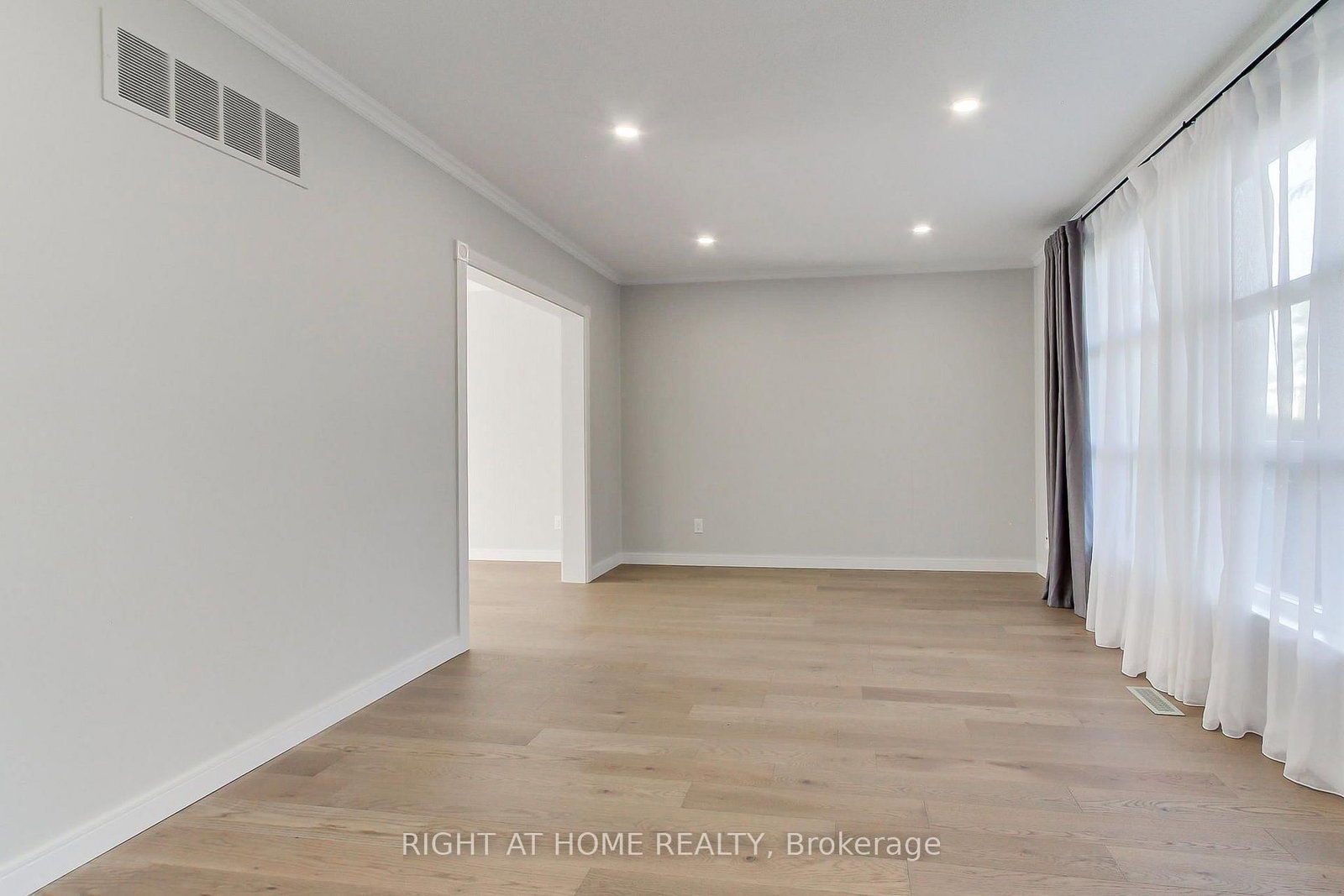 1715 Oberon Mississauga,ON L4X 2K7 — Photo 8