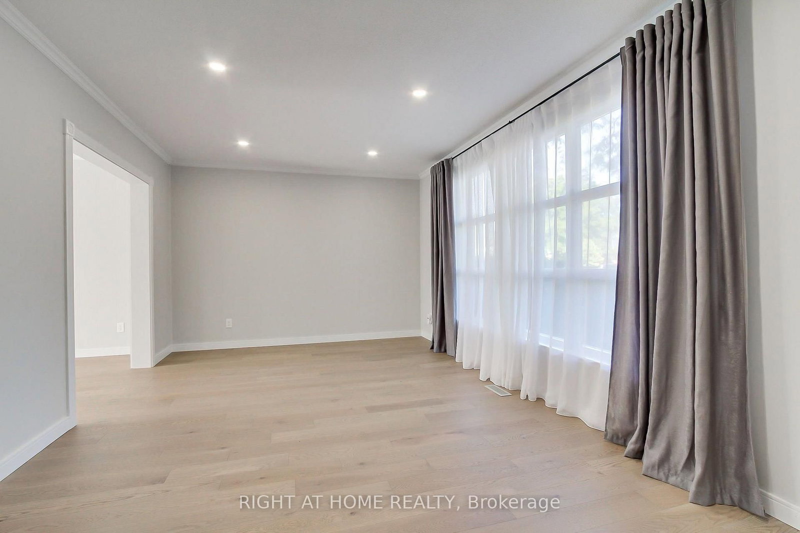 1715 Oberon Mississauga,ON L4X 2K7 — Photo 9