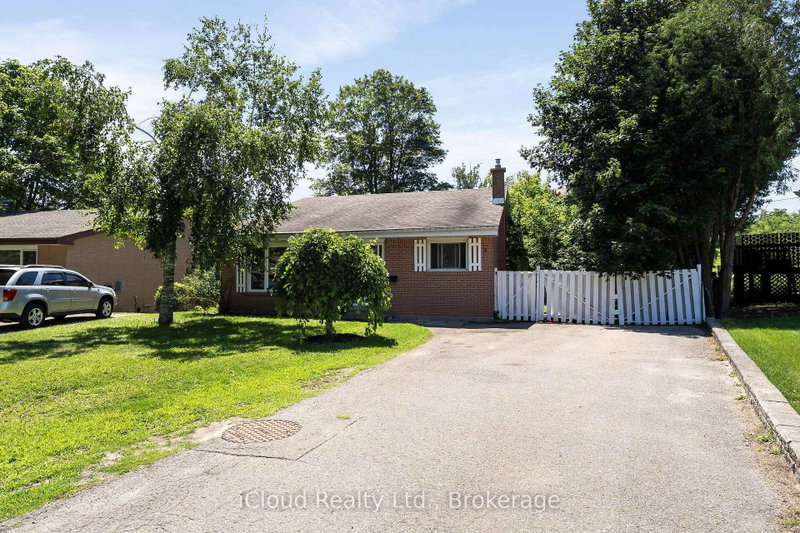 32 Mowbray Place
