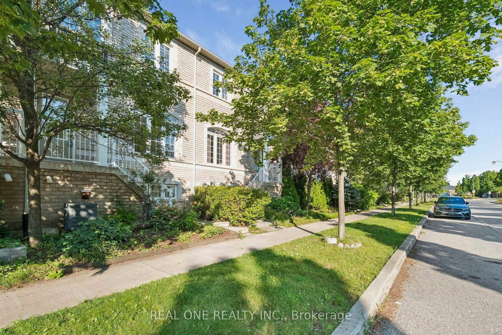 2350 Sutton Drive • Burlington, ON photo 3