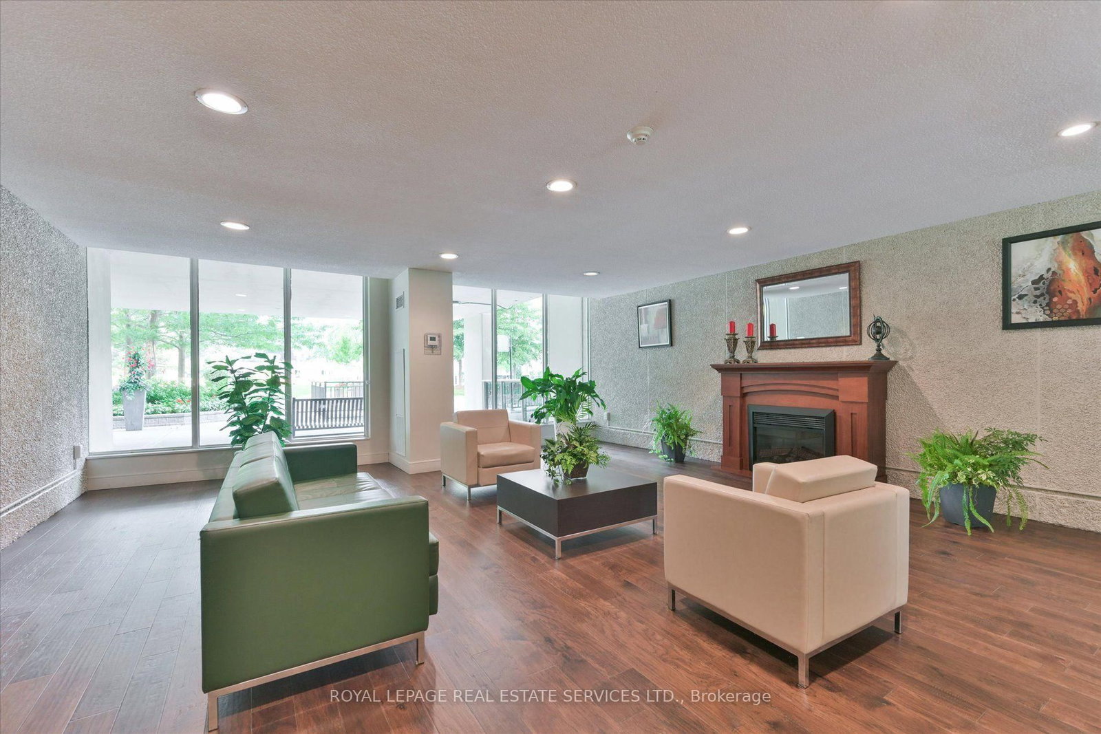 812 Burnhamthorpe Road • #309 • Toronto, ON photo 3