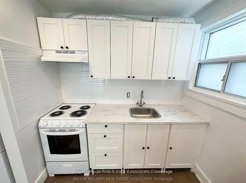 4 - 237 Lakeshore Road E