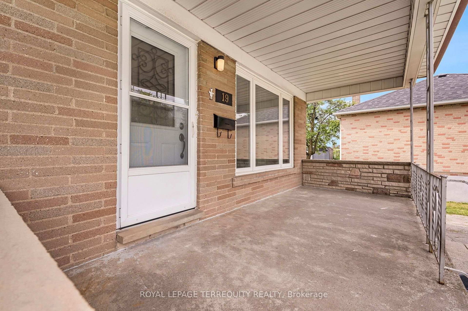 19 Battersea Crescent • Toronto, ON photo 2