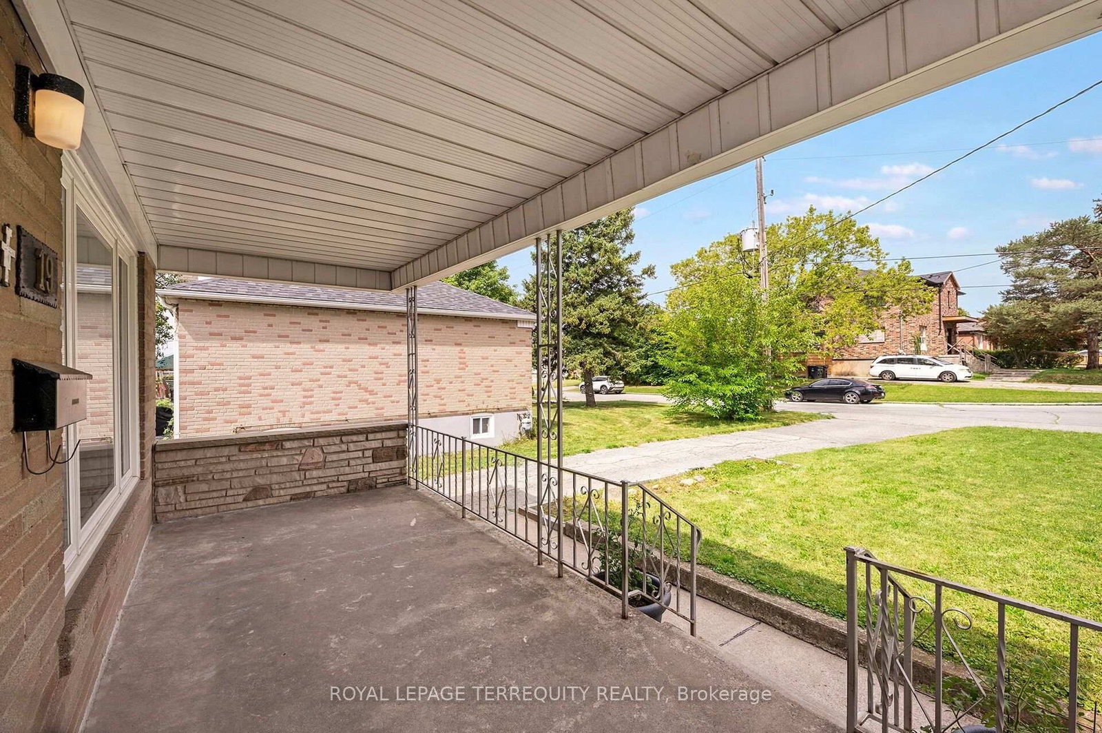 19 Battersea Crescent • Toronto, ON photo 29