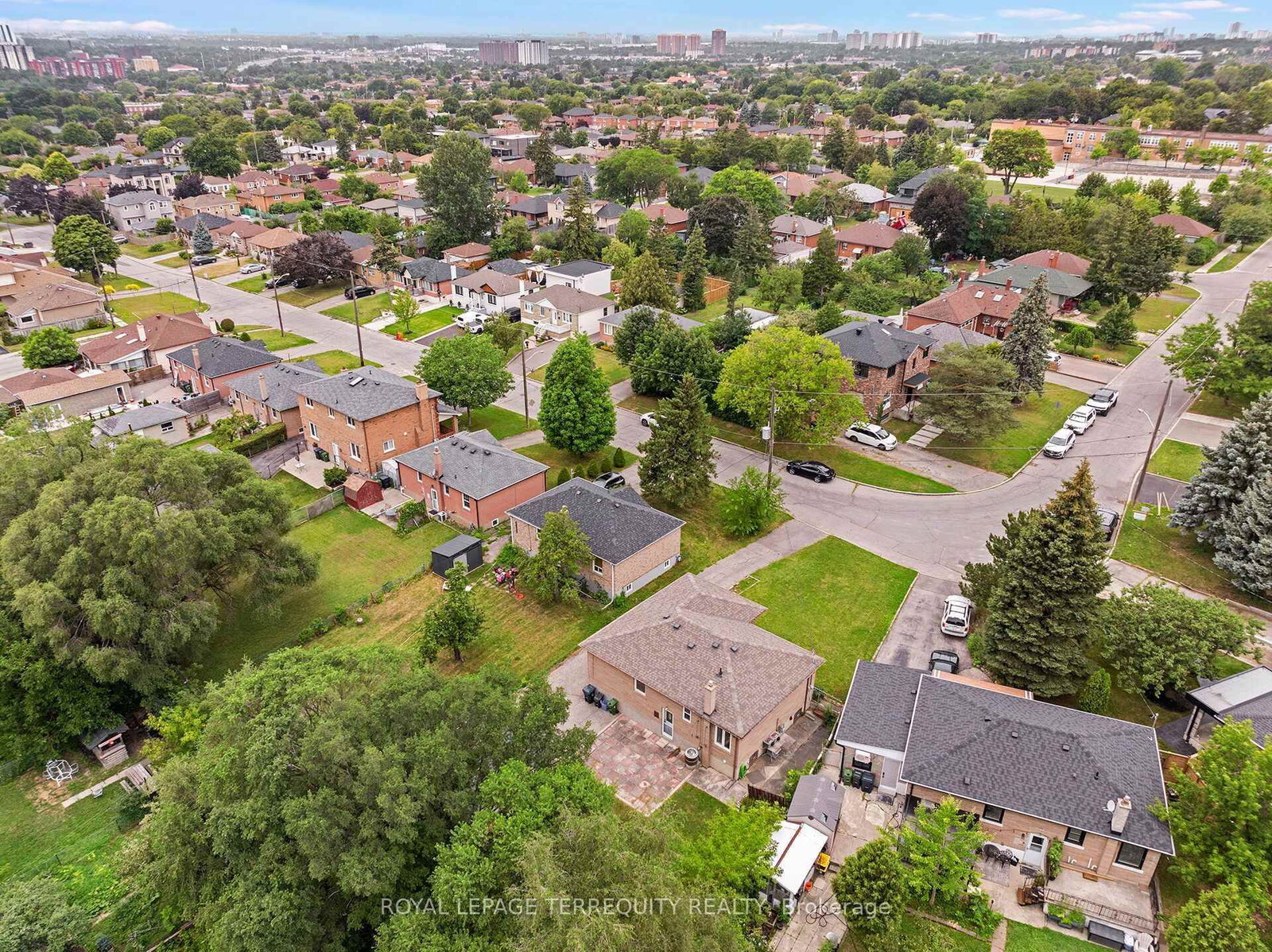 19 Battersea Crescent • Toronto, ON photo 37