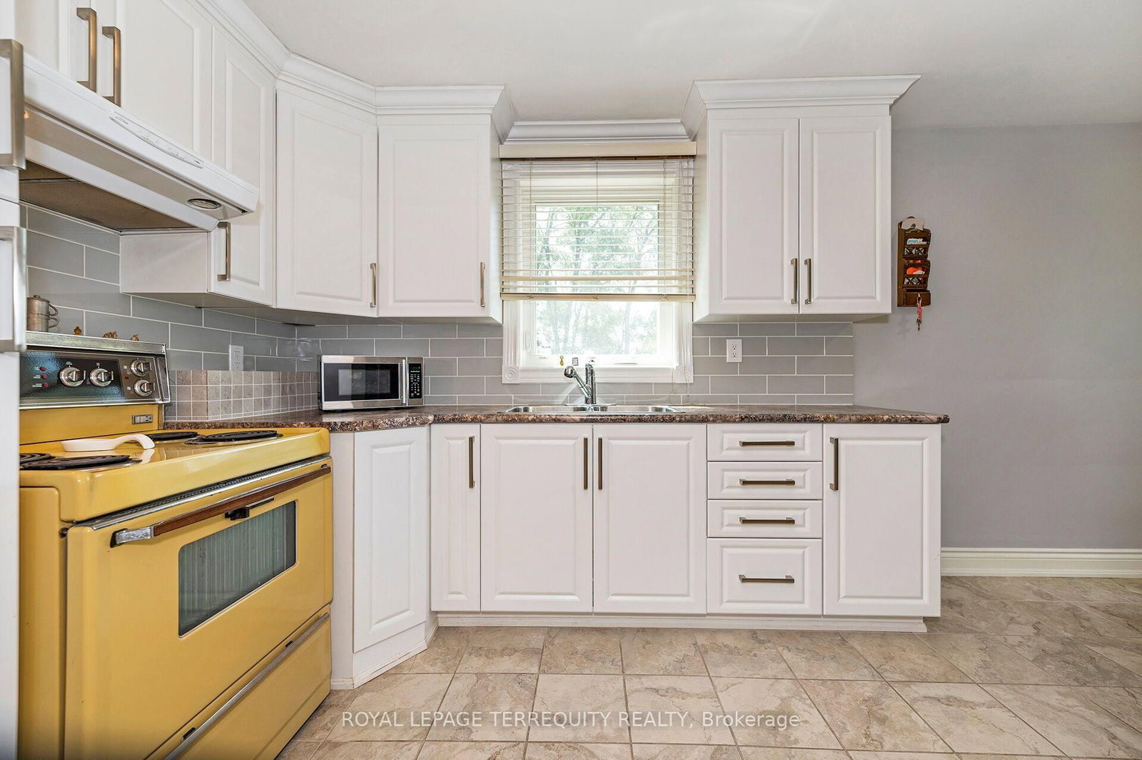 19 Battersea Crescent • Toronto, ON photo 6