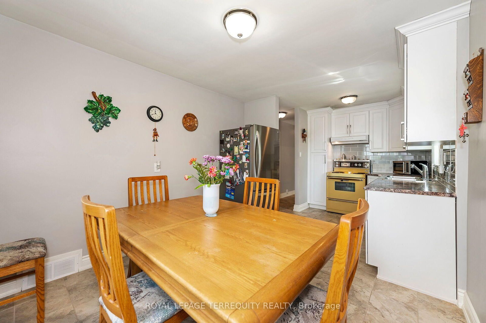 19 Battersea Crescent • Toronto, ON photo 8