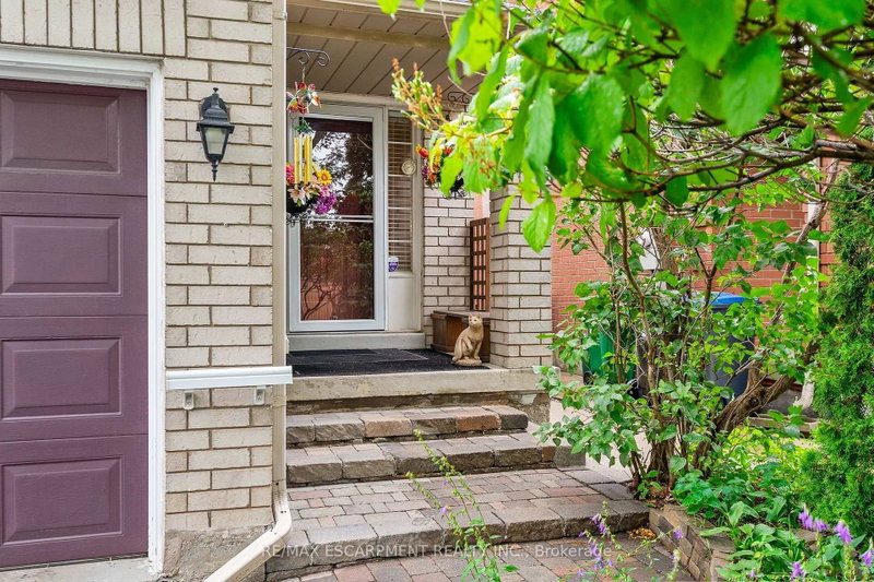 16 Whiteface Crescent