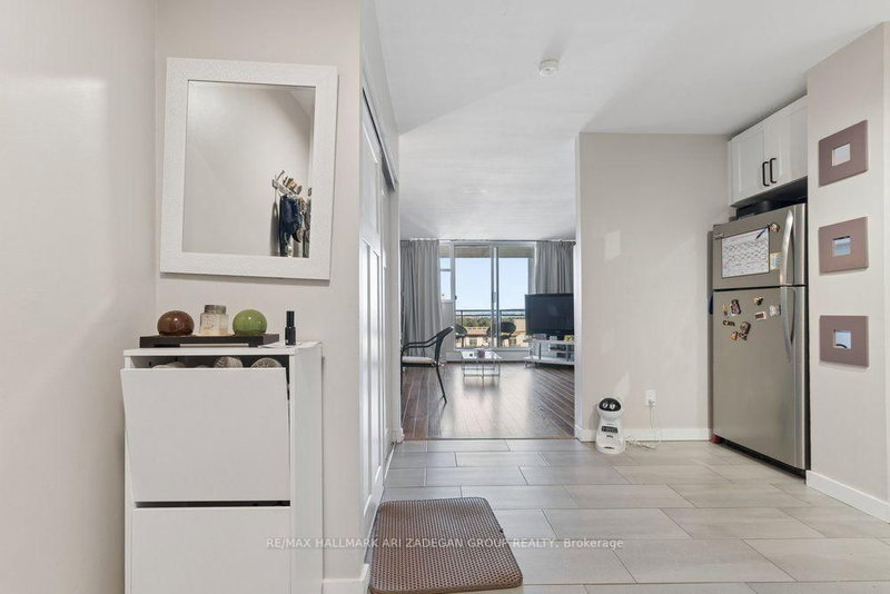 1406 - 975 Warwick Court