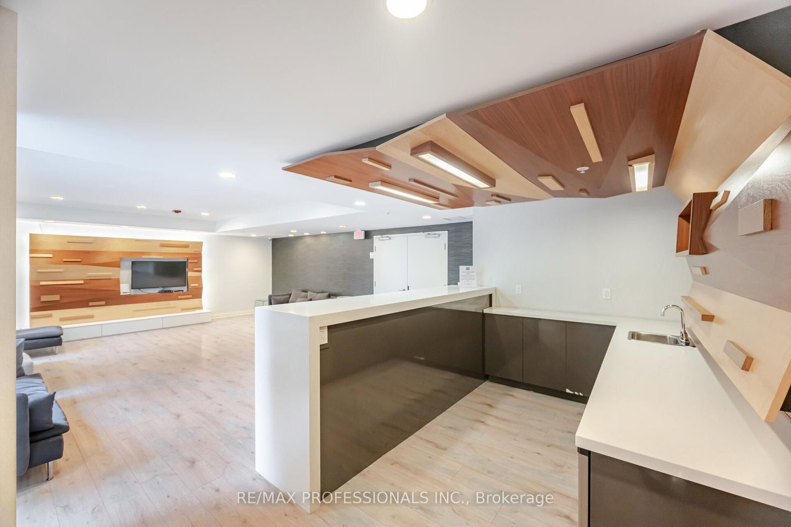 15 James Finlay Way • #922 • Toronto, ON photo 32