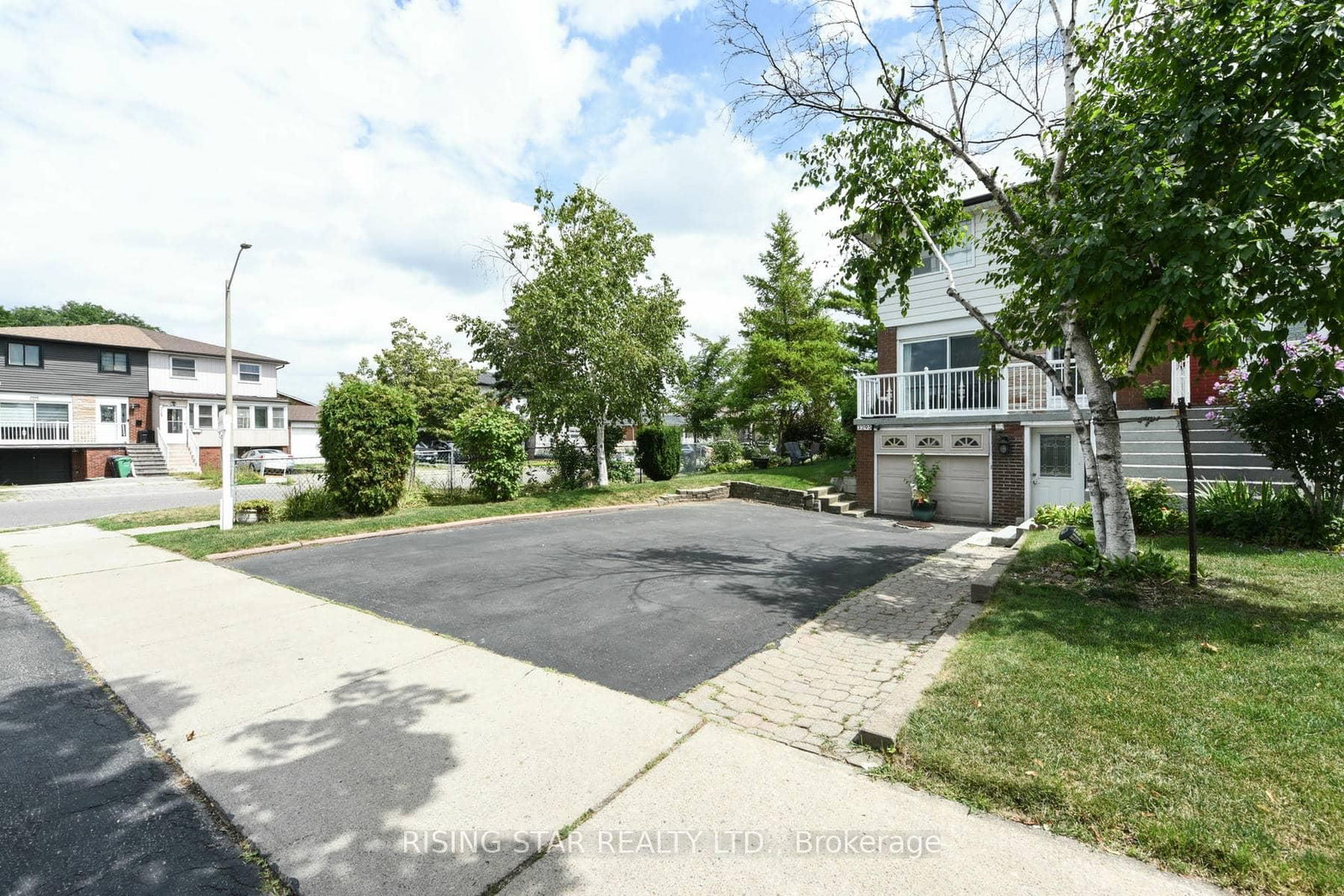 3295 Chipley Crescent • Mississauga, ON photo 2