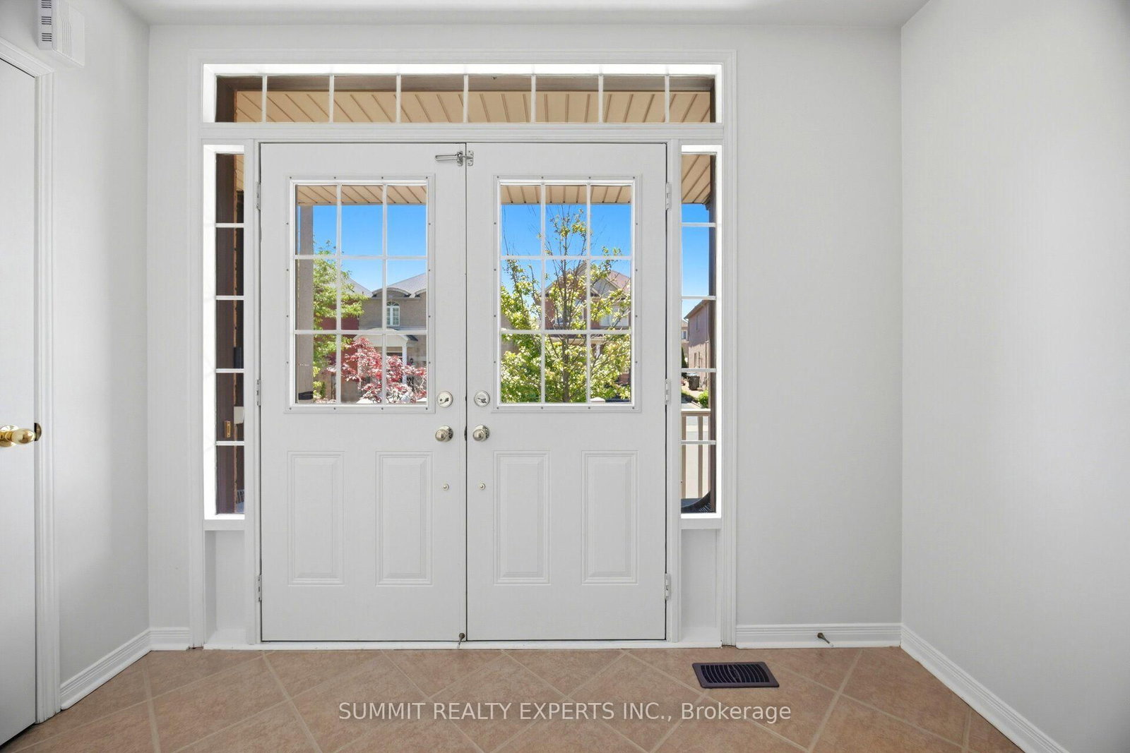 85 Maple Valley Brampton,ON L6P 2H3 — Photo 4