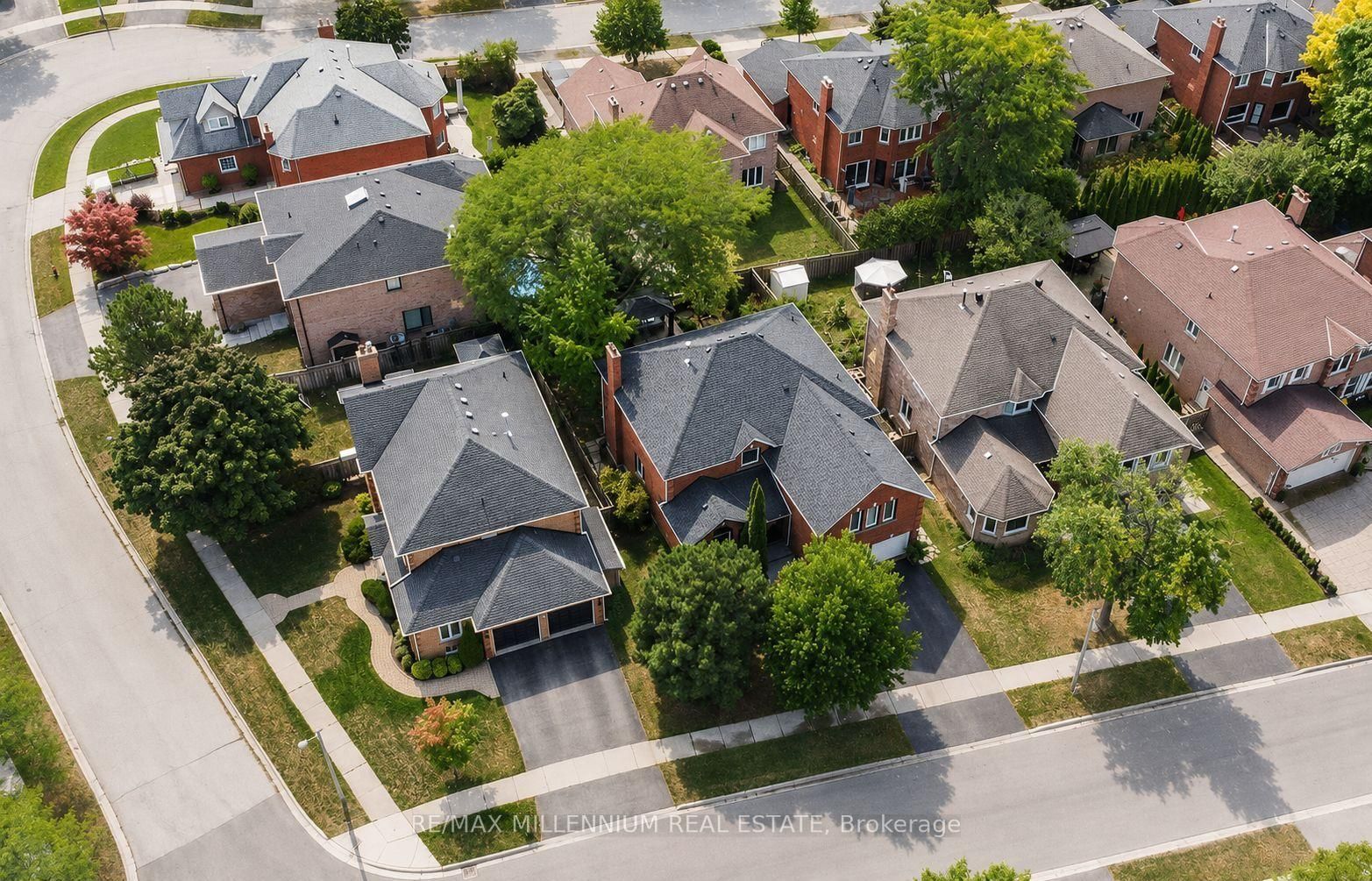 2776 Rosewood Lane • Oakville, ON photo 2