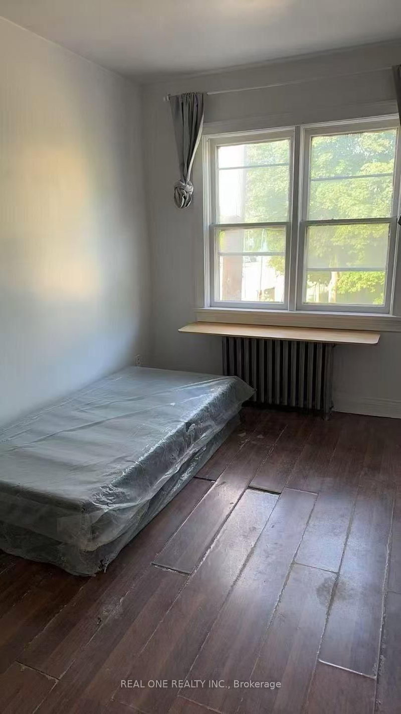 Room1 - 3287 Lake Shore Boulevard W