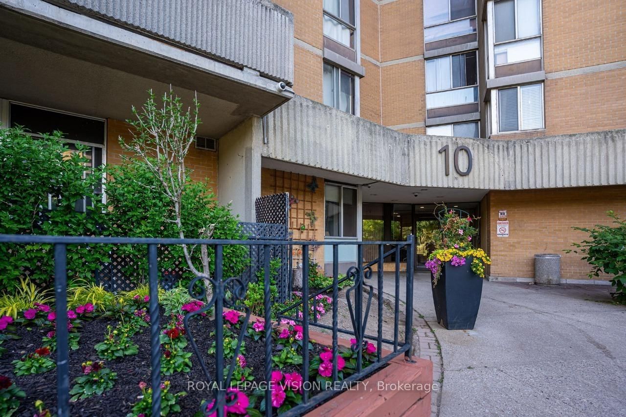 10 Martha Eaton Way S • #2107 • Toronto, ON photo 3