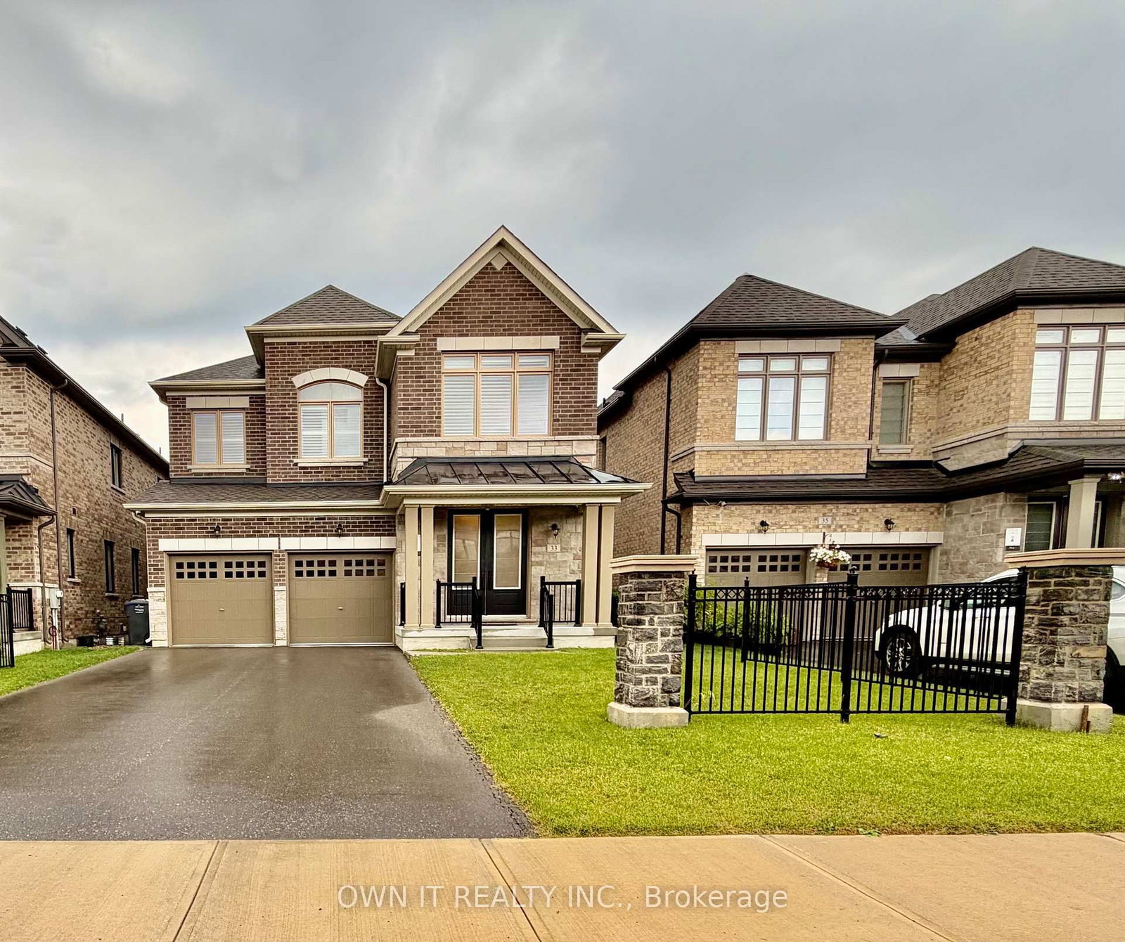 33 Lost Canyon Way • Brampton, ON photo 2