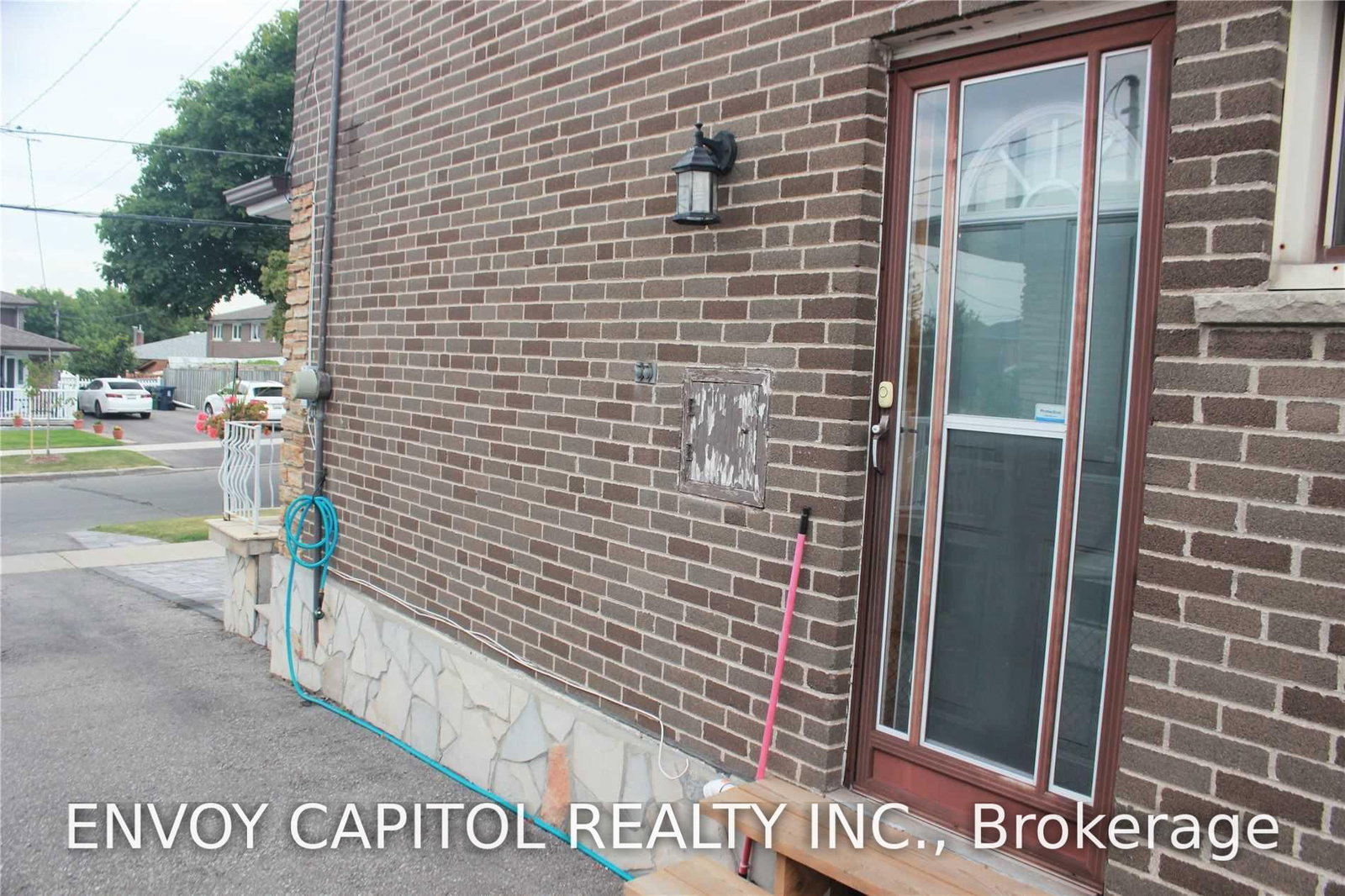 14 Faulkner Crescent • Toronto, ON photo 2
