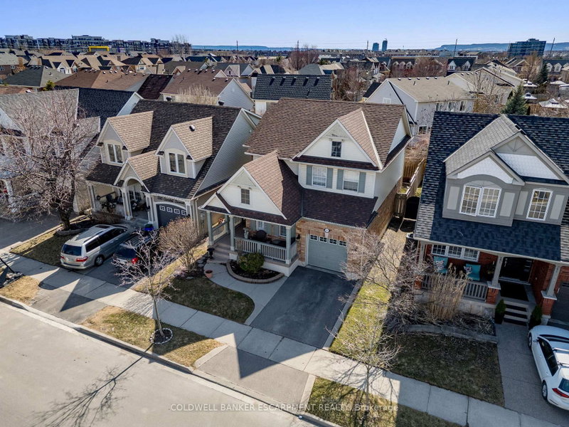 593 Caverhill Crescent