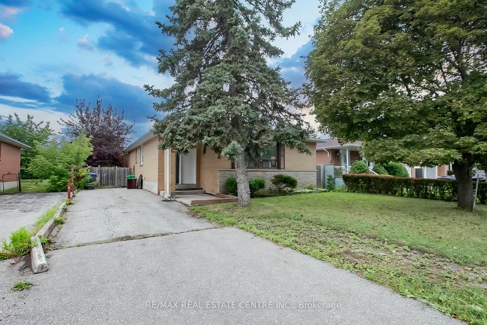 16 McLaughlin Road N • Brampton, ON photo 2