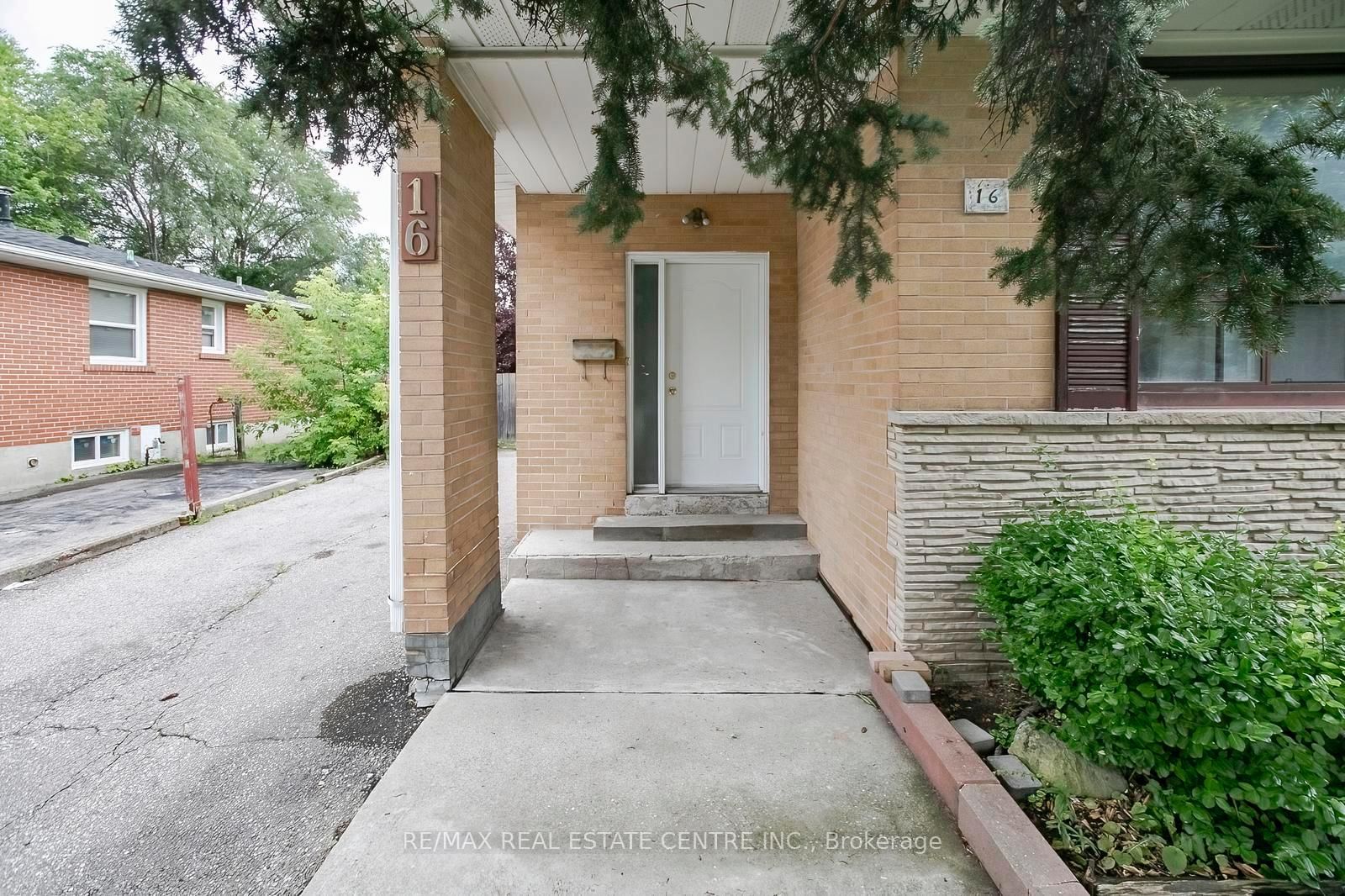 16 McLaughlin Road N • Brampton, ON photo 4