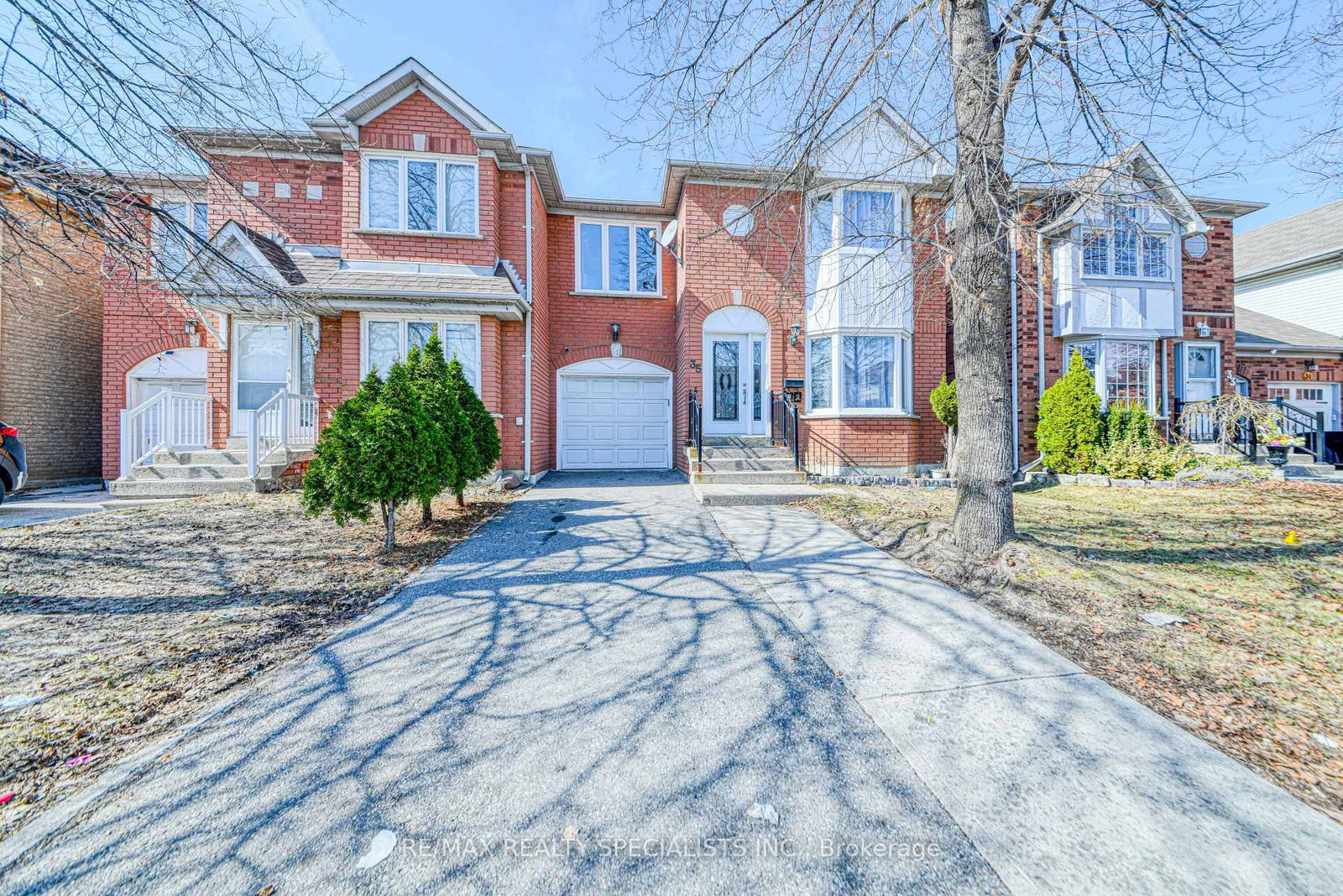 35 Softneedle Avenue • Brampton, ON photo 2