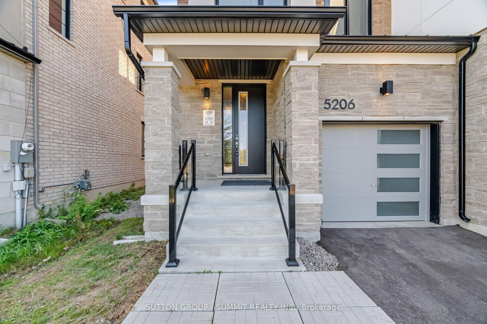 5206 Viola Desmond Drive • Mississauga, ON photo 2
