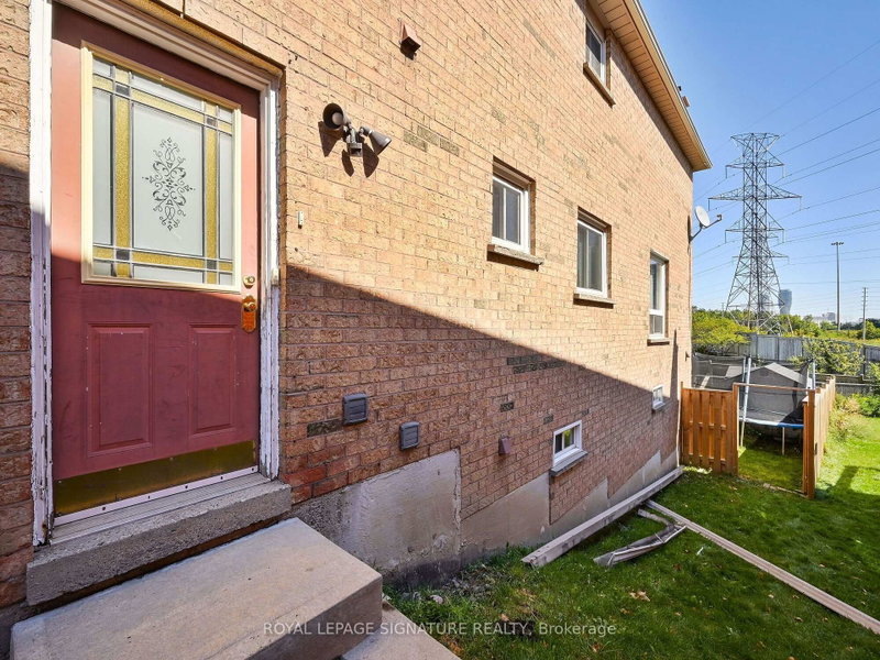 Lower - 556 Farwell Crescent