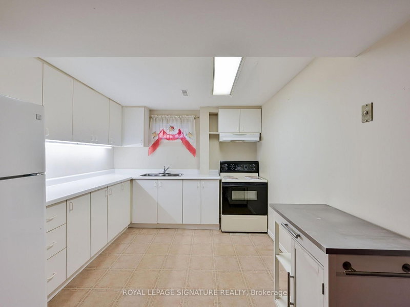 Lower - 556 Farwell Crescent