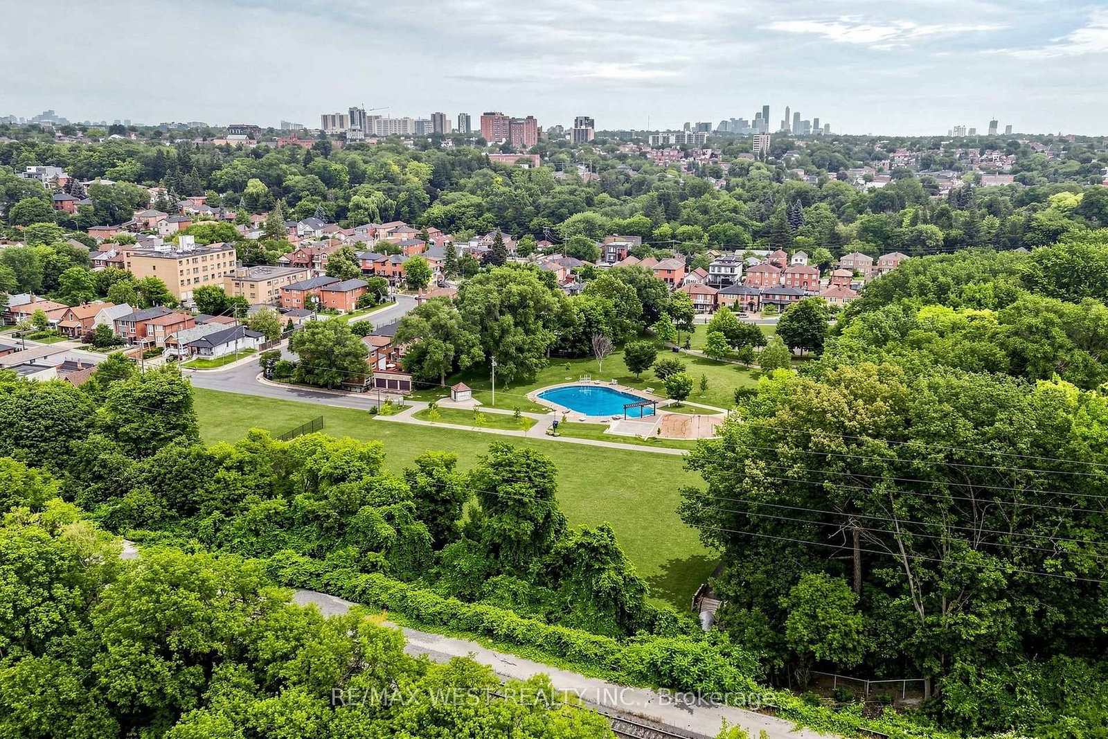 410 Silverthorn Avenue • Toronto, ON photo 12