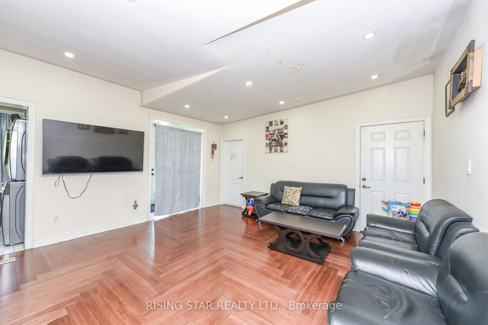 2562 Islington Ave Avenue W • Toronto, ON photo 37
