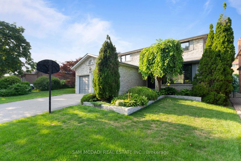 1077 Saginaw Crescent