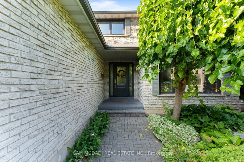 1077 Saginaw Crescent