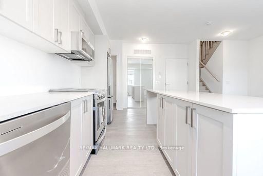 216 - 1085 Douglas Mccurdy Common
