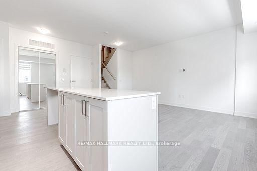 216 - 1085 Douglas Mccurdy Common