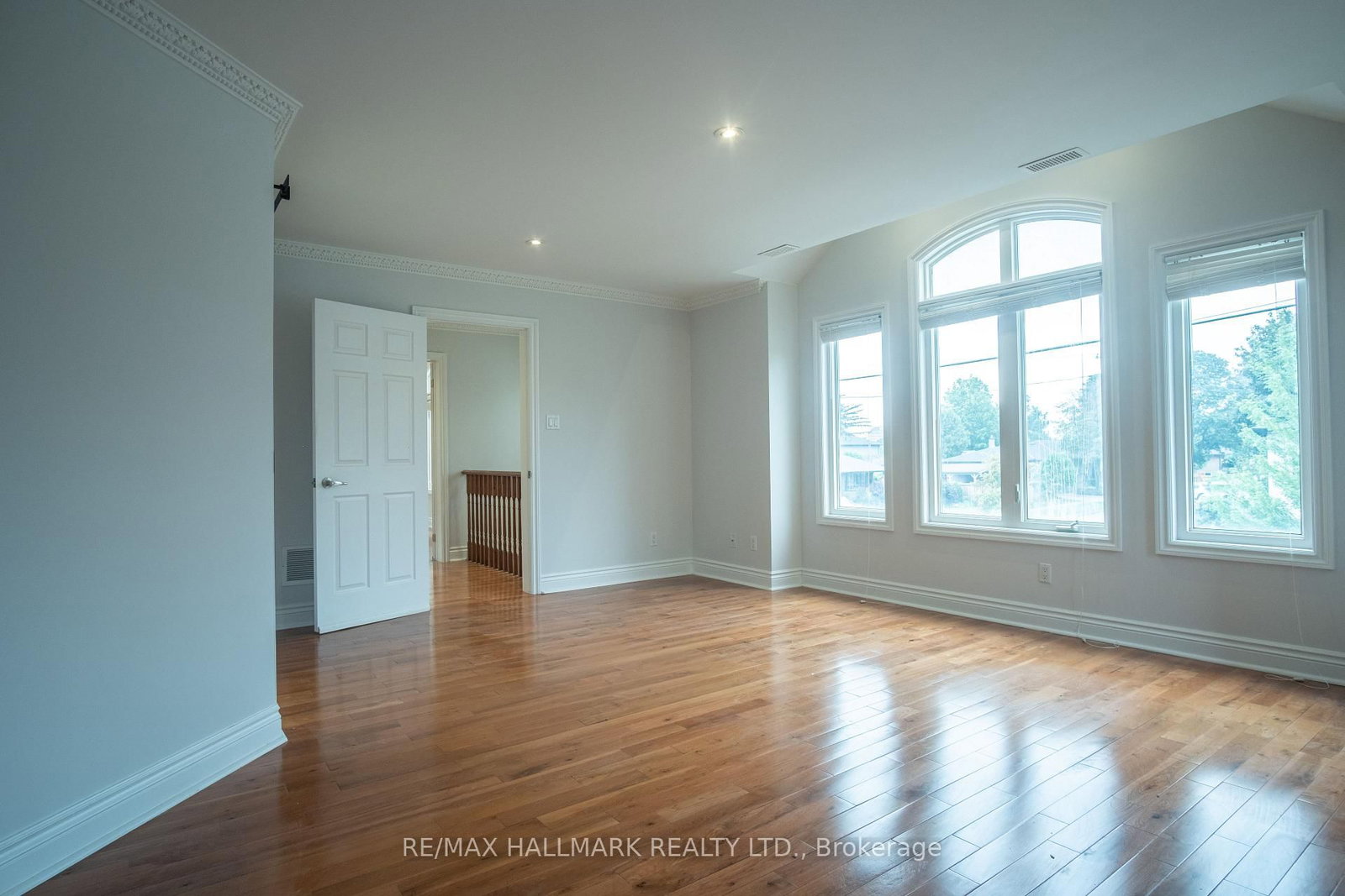 6 Griggsden Avenue • Toronto, ON photo 9