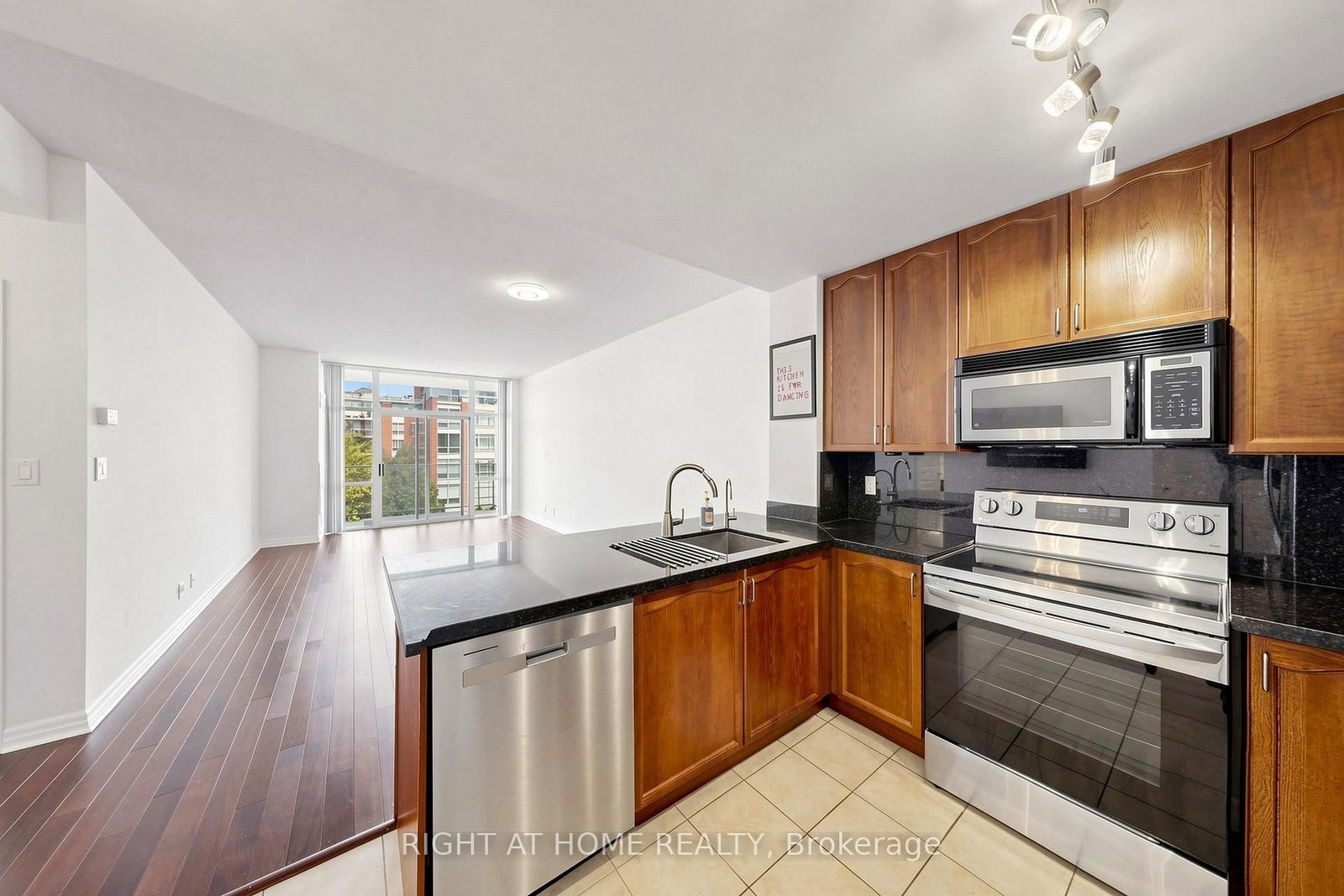 70 PORT Street E • #408 • Mississauga, ON photo 6